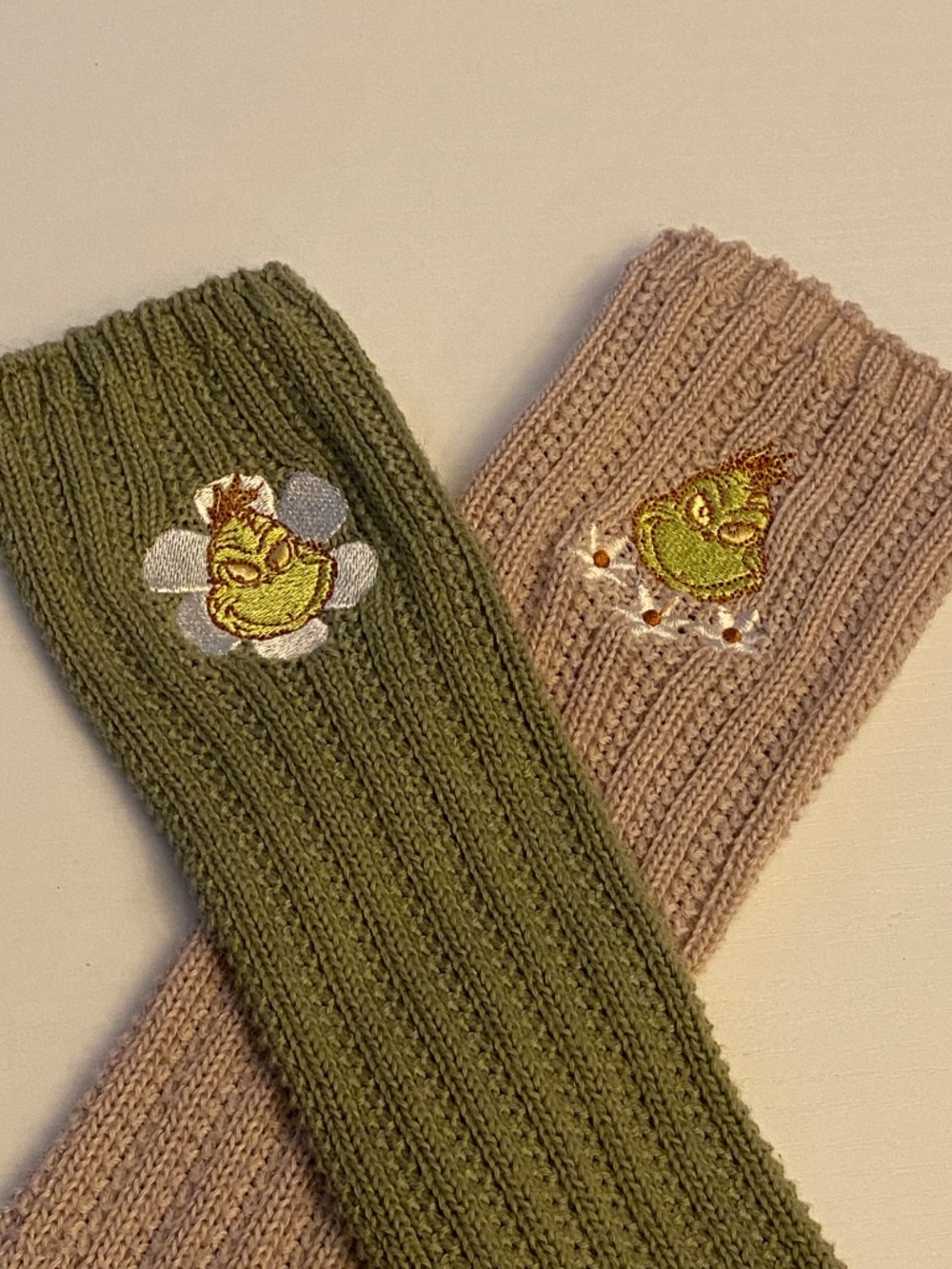 Dr. Seuss The Grinch Embroidered Ribbed Crew Socks Set 2 Pairs Women’s O/S - Picture 4 of 8